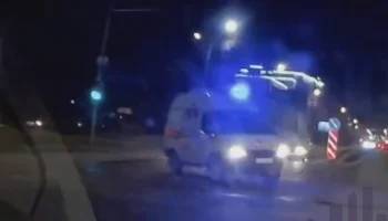  &laquo;Не включил сирену&raquo;: скорая и такси столкнулись на перекрестке в Красноярске