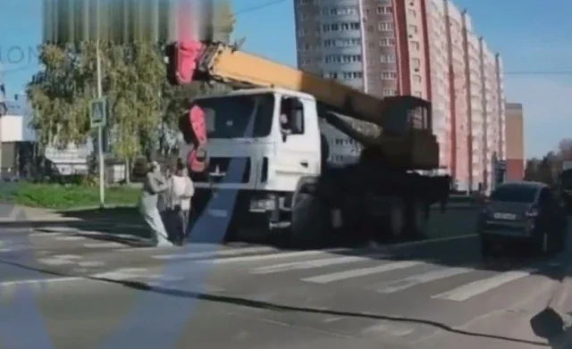  &laquo;Залип&raquo; в телефон: в Чебоксарах автокран насмерть сбил женщину на пешеходном переходе