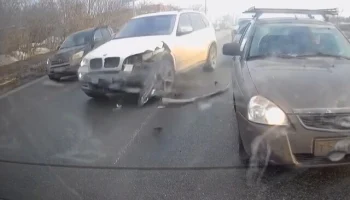  В Омске водитель BMW не справился с управлением и столкнулся с тремя автомобилями