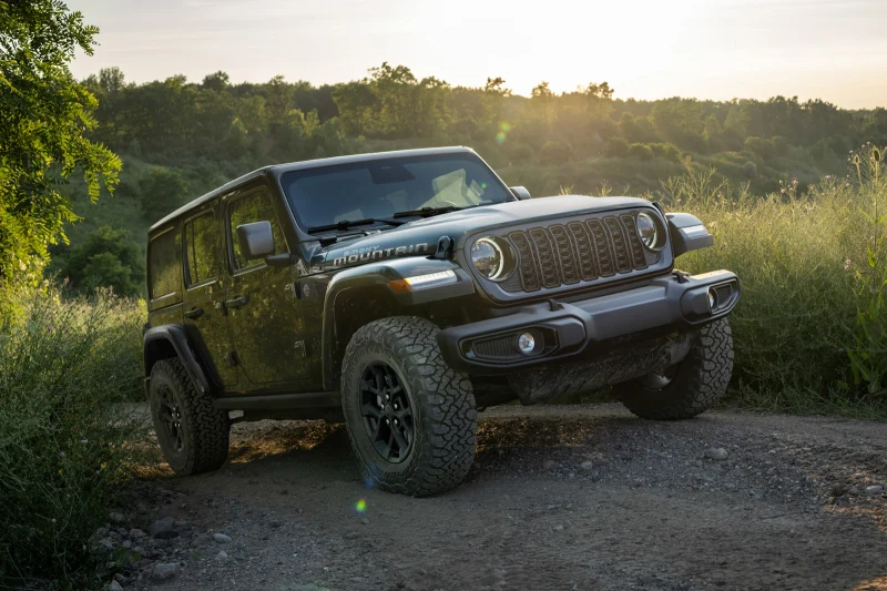 У внедорожника Jeep Wrangler появилась &laquo;затемнённая&raquo; версия Smoky Mountain