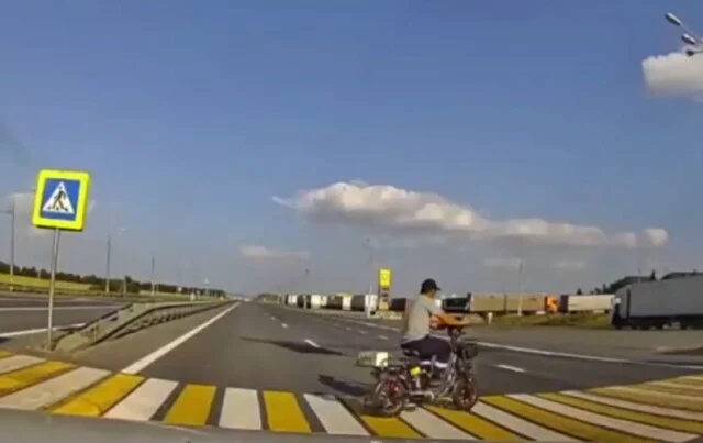  Большегрузная фура сбила велосипедиста на трассе М-7 «Волга» на границе Чувашии и Нижегородской 