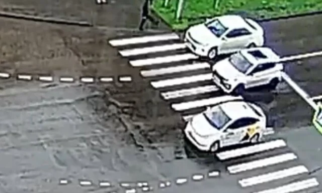  Дорожный конфликт в Красноярске: пешеход переходил дорогу на красный и пнул проезжавшую машину