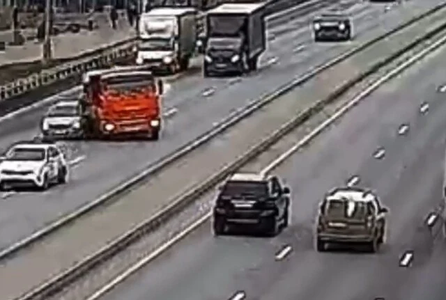  На СВХ водитель КАМАЗа не успел среагировать и въехал в стоящий автомобиль