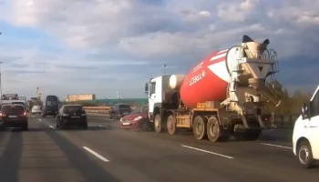  Бетономешалка столкнулась с легковым автомобилем на КАД