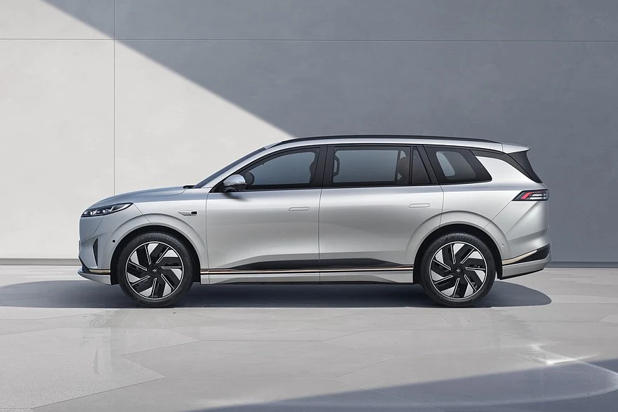 Dongfeng Yipai 008 (или e&pi; 008). Этот кроссовер стартовал в Китае в 2024 году