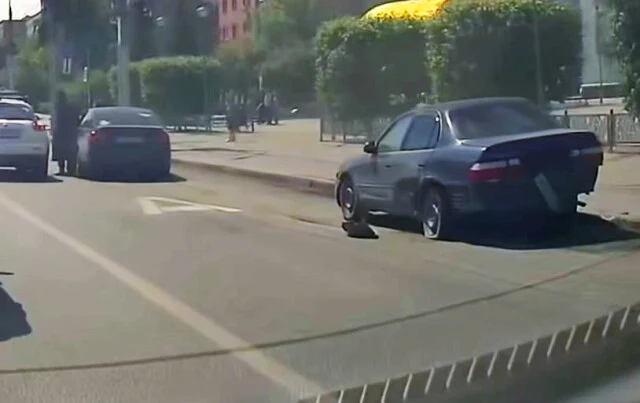 	«Пытался увернуться»: «Лексус» врезался в стоящий автомобиль на Красном проспекте в Новосибирске