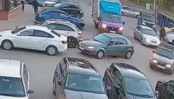  В Кирове мужчина на &laquo;Шевроле&raquo; умудрился врезаться в две припаркованные машины