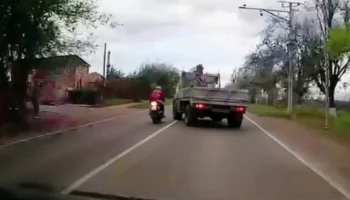  Неудачный маневр: в Ростовской области байкер и его пассажирка пострадали в ДТП с грузовиком