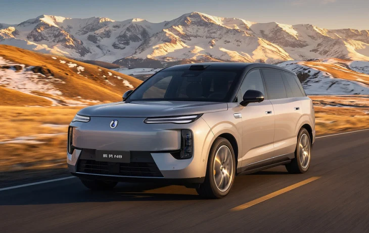 Кроссовер Denza N8 возвращается: облик в новом стиле и салон, как у свежего BYD Tang