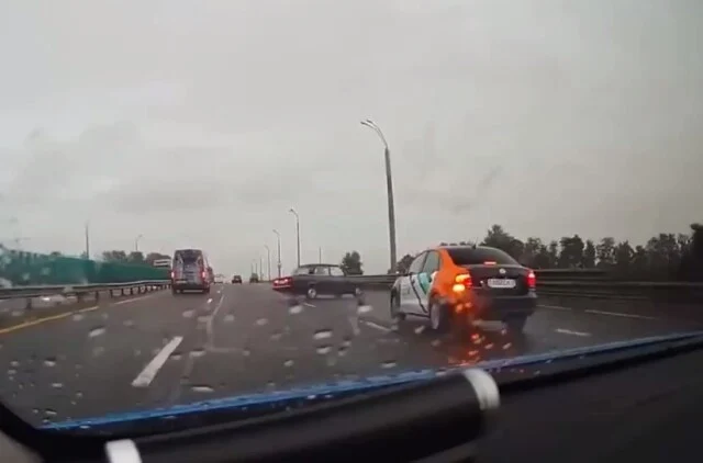  Каршеринговый автомобиль подрезал «Жигули» на Минской МКАД