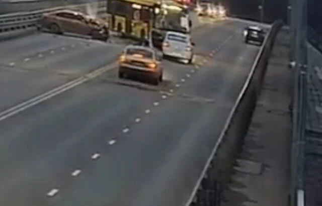  В Ярославле у водителя Kia случился сердечный приступ за рулем