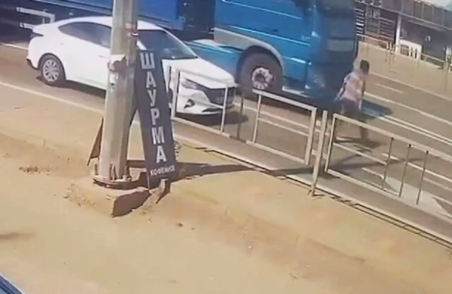  &laquo;Переходила дорогу в неположенном месте&raquo;: в Адыгее женщина погибла под колесами большегруза