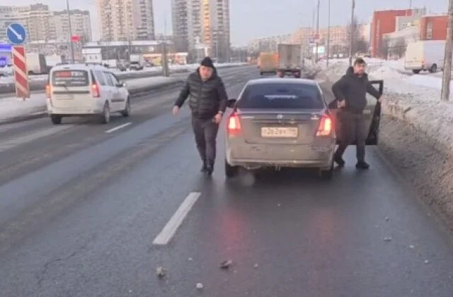  &laquo;Не смог увернуться&raquo;: автохам спровоцировал ДТП на дороге в Петербурге