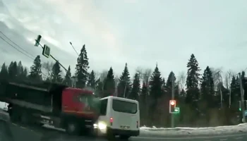  &laquo;Проехал на красный&raquo;: двое стали жертвами ДТП с участием маршрутки и грузовика в Подмосковье
