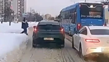  В Москве мужчина с ребенком спешил на электробус и попал под колеса автомобиля