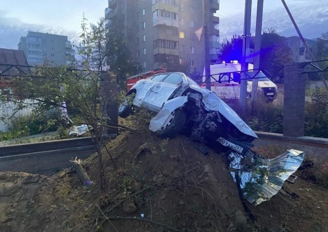  «Поиграл в GTA»: во Владимирской области пьяный водитель снёс забор и влетел во двор частного до