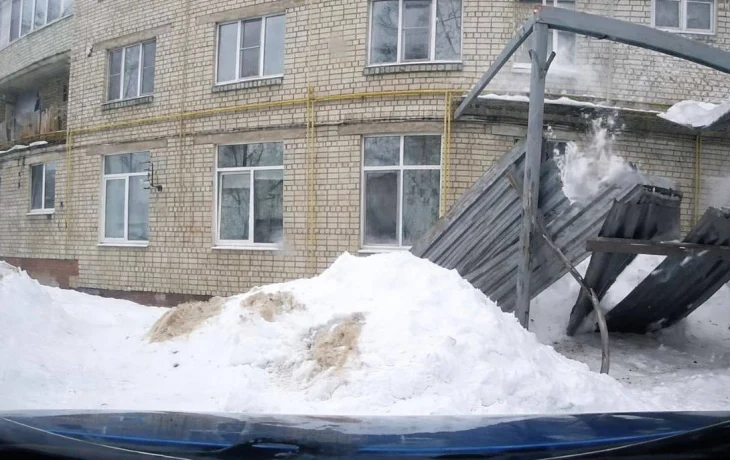  В Рязанской области под тяжестью снега рухнул козырек над подъездом многоквартирного дома