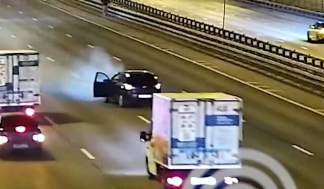  На МКАД легковой автомобиль «сбежал» от водителя после ДТП