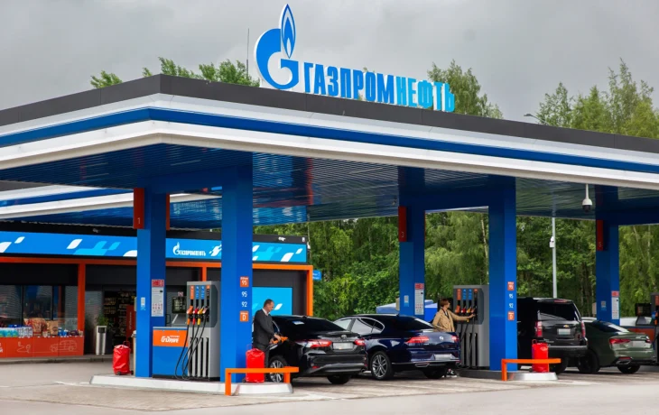 Заправку автомобиля на АЗС &laquo;Газпром нефти&raquo; можно оплатить в приложении Единой карты петербуржца