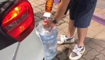  &laquo;Это фиаско, братан!&raquo;: в Сочи водитель пытался наполнить бензином бутыль для воды