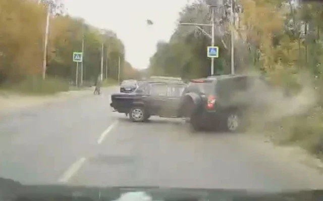  В Кирове водитель &laquo;Жигулей&raquo; попытался &laquo;обогнать&raquo; автомобиль забыв, что его машина находится на г