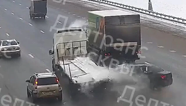  Легковой автомобиль столкнулся с попутным грузовиком на МКАД