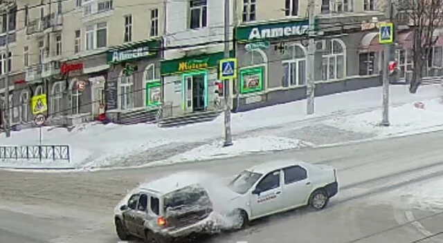  В Екатеринбурге учебная машина «стряхнула» снег с кроссовера в результате ДТП на перекрестке