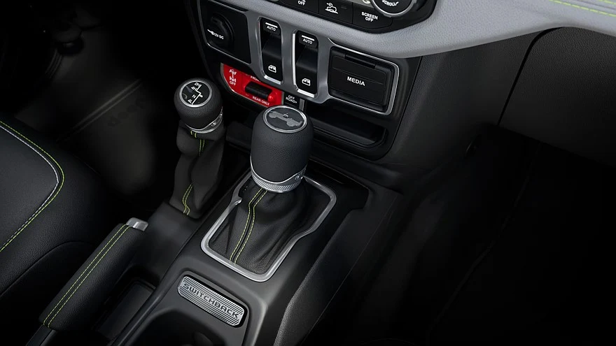 На фото: салон Jeep Wrangler Switchback