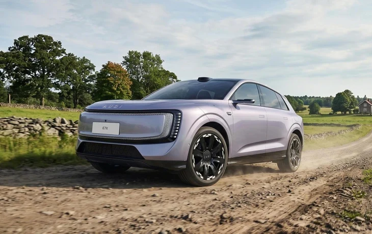 AUDI E7X выходит на рынок: без колец, но с богатым оснащением и достойной техникой