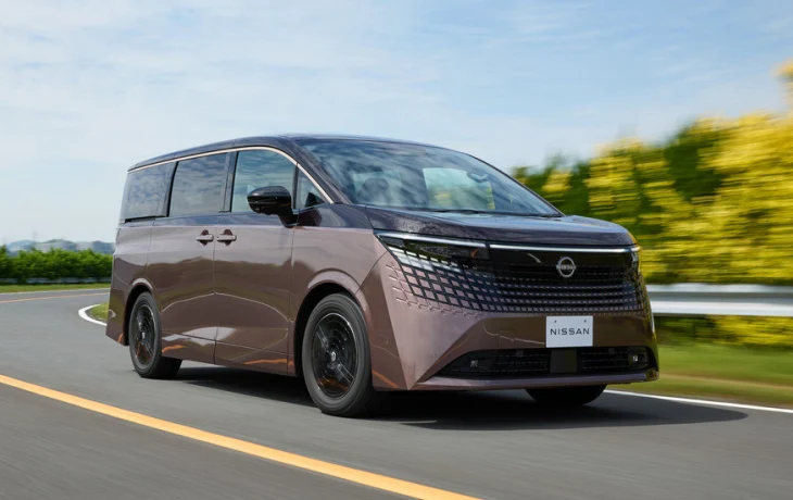 Минивэн Nissan Elgrand нового поколения показали живьём перед скорым запуском