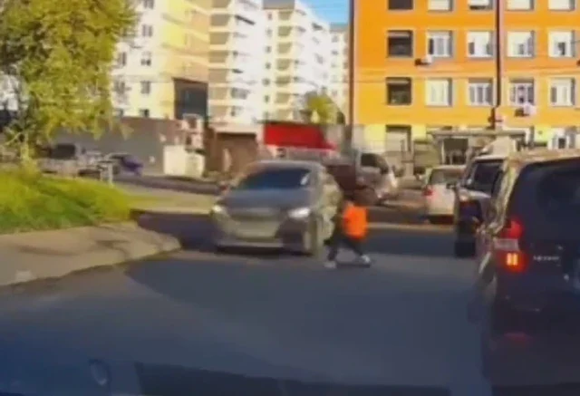  И школьник, и студент: двое несовершеннолетних попали под колеса автомобилей в Красноярске