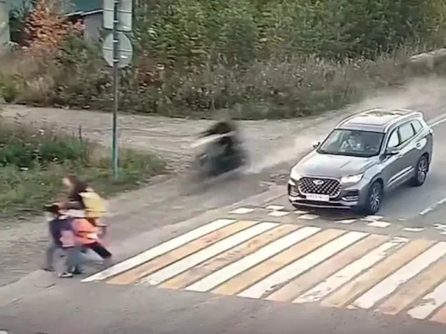  &laquo;Взял с разрешения отца&raquo;: 16-летний подросток на мотоцикле сбил 7-летнюю девочку
