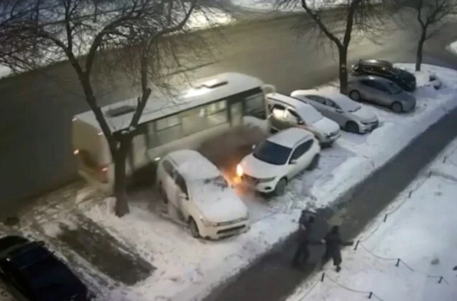  «У водителя случился эпилептический припадок»: в Самаре автобус врезался в четыре припаркованных