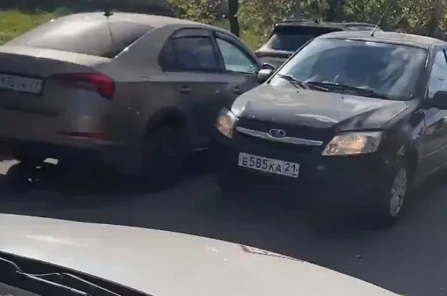  В Чебоксарах водитель &laquo;Гранты&raquo; двигался против &laquo;шерсти&raquo;, после чего набросился на учебную машину