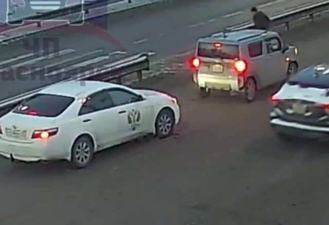  &laquo;Не успел затормозить&raquo;: два автомобиля столкнулись перед пешеходным переходом в Красноярске