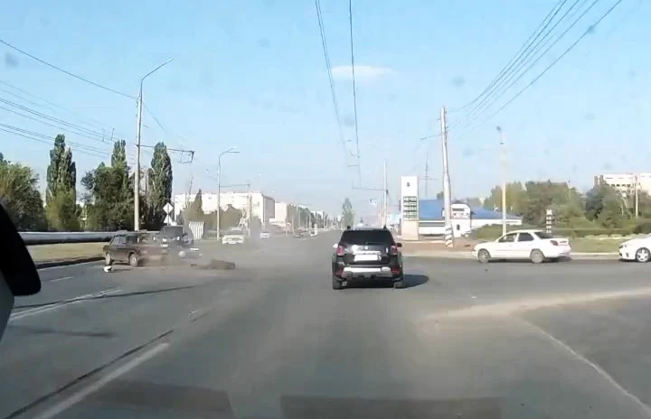 Момент ДТП в городе Балаково: ВАЗ-2107 выезжал со второстепенной и не пропустил мотоциклиста