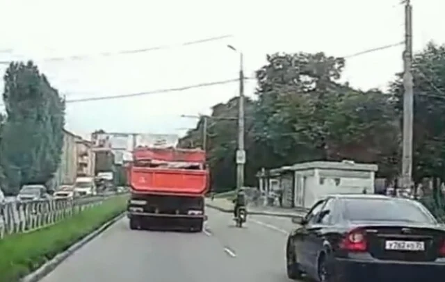  Водитель КамАЗа снес мопедиста на одной из улиц Тольятти