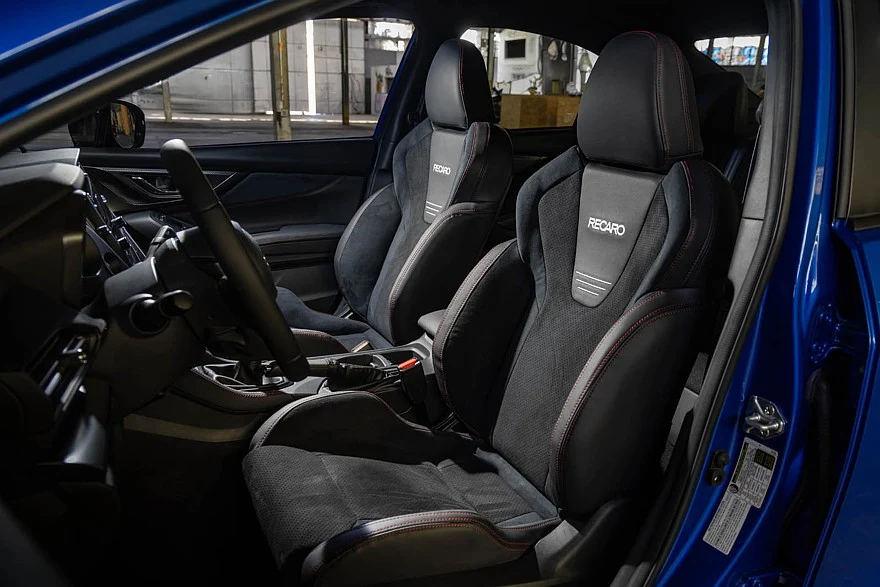 На фото: салон Subaru WRX GD25