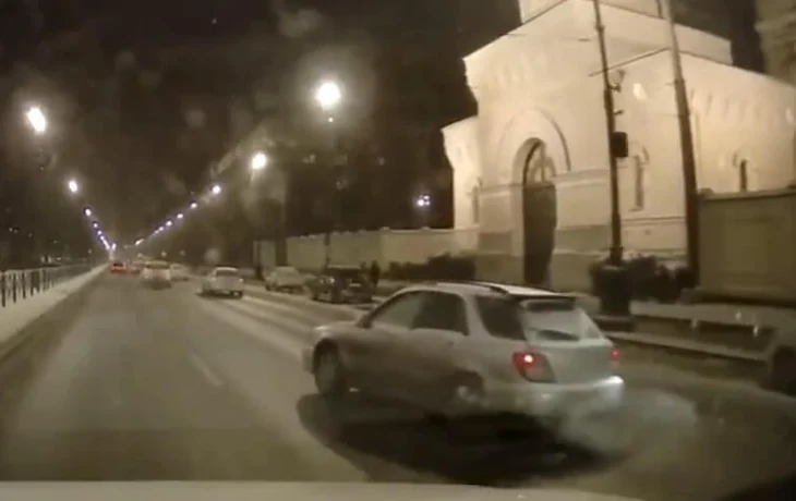  В Петербурге автомобиль &laquo;сбежал&raquo; от владелицы и врезался в Cadillac&nbsp;