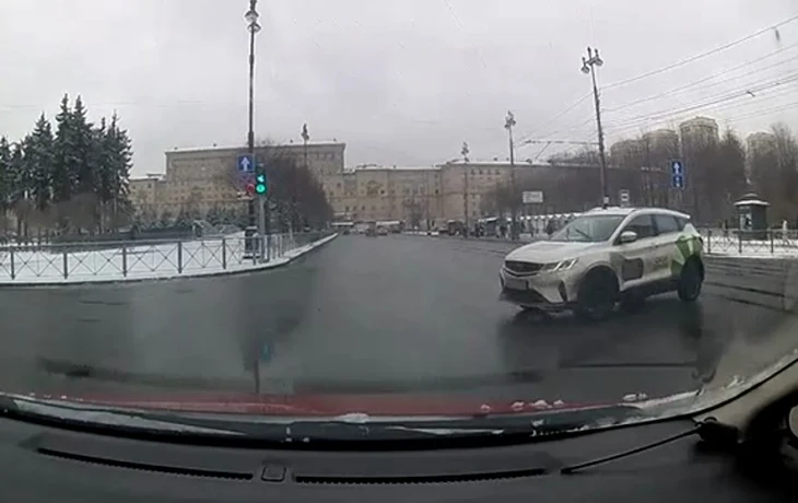  Авария в Санкт-Петербурге: водитель каршерингового автомобиля пытался повернуть налево