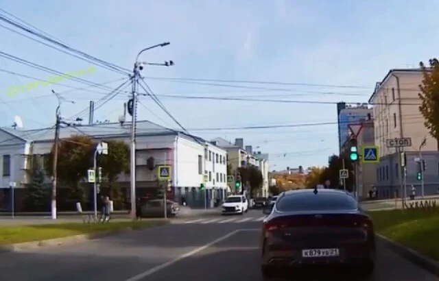  В Чебоксарах водитель иномарки пытался проскочить перекресток на красный и столкнулся с «Грантой