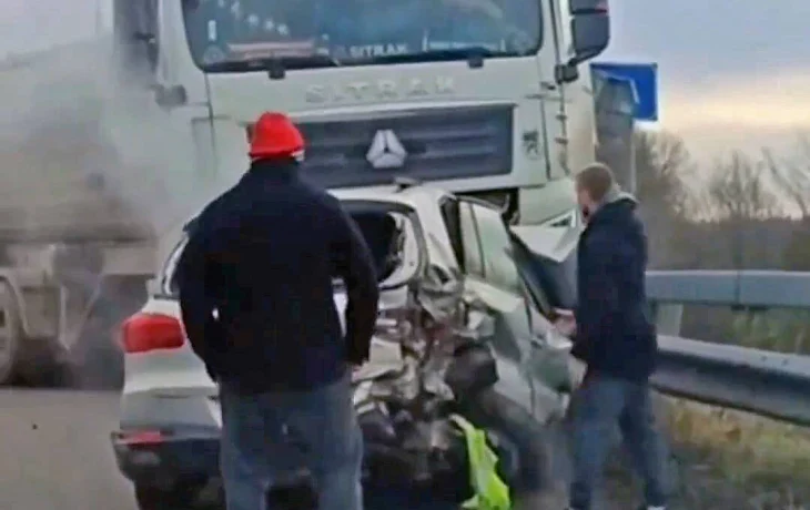  Фура пробила ограждение и смяла два автомобиля на Дмитровском шоссе в Подмосковье