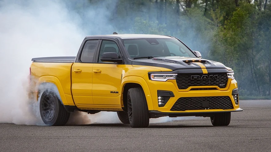 На фото: Ram 1500 Rumble Bee SRT