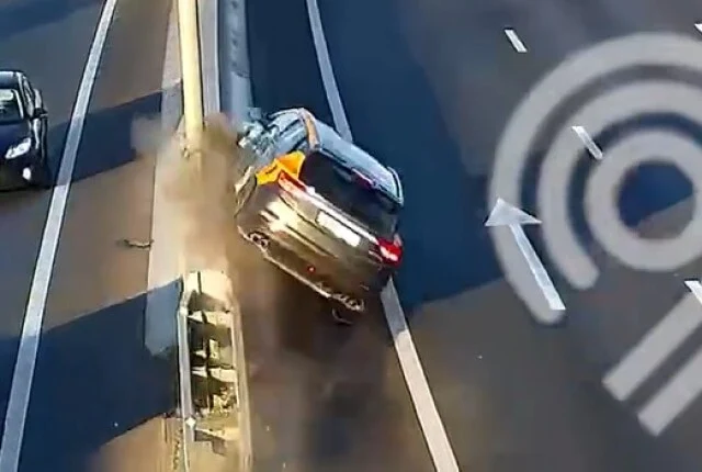  Каршеринговый автомобиль наехал на ограждение на МКАД и перевернулся