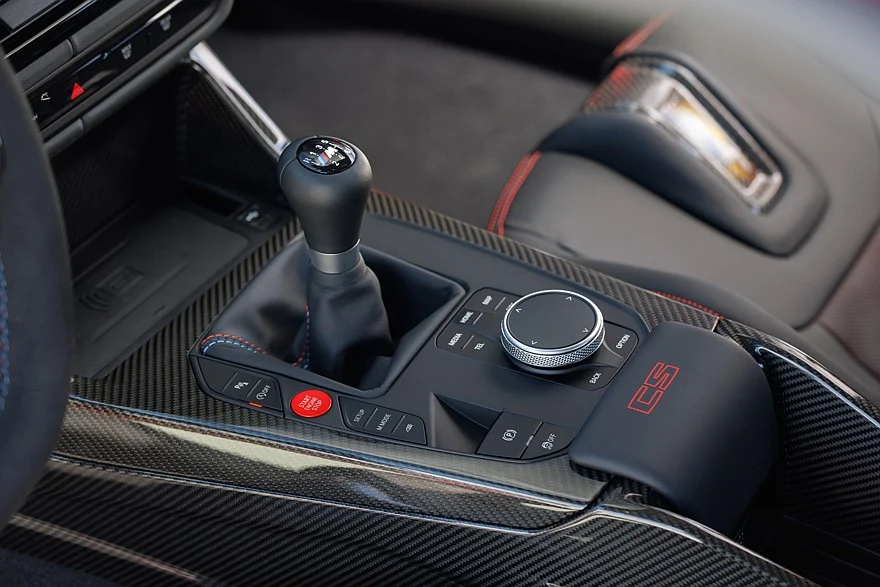 На фото: салон BMW M3 CS Handschalter
