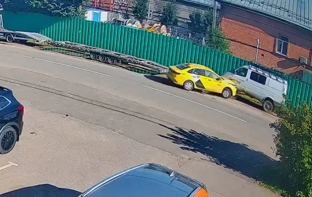  В Клину пьяный таксист врезался в припаркованный &laquo;Соболь&raquo;