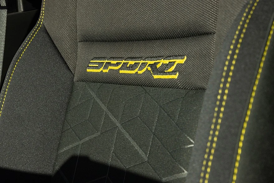 На фото: салон Nissan Frontier Sport Edition