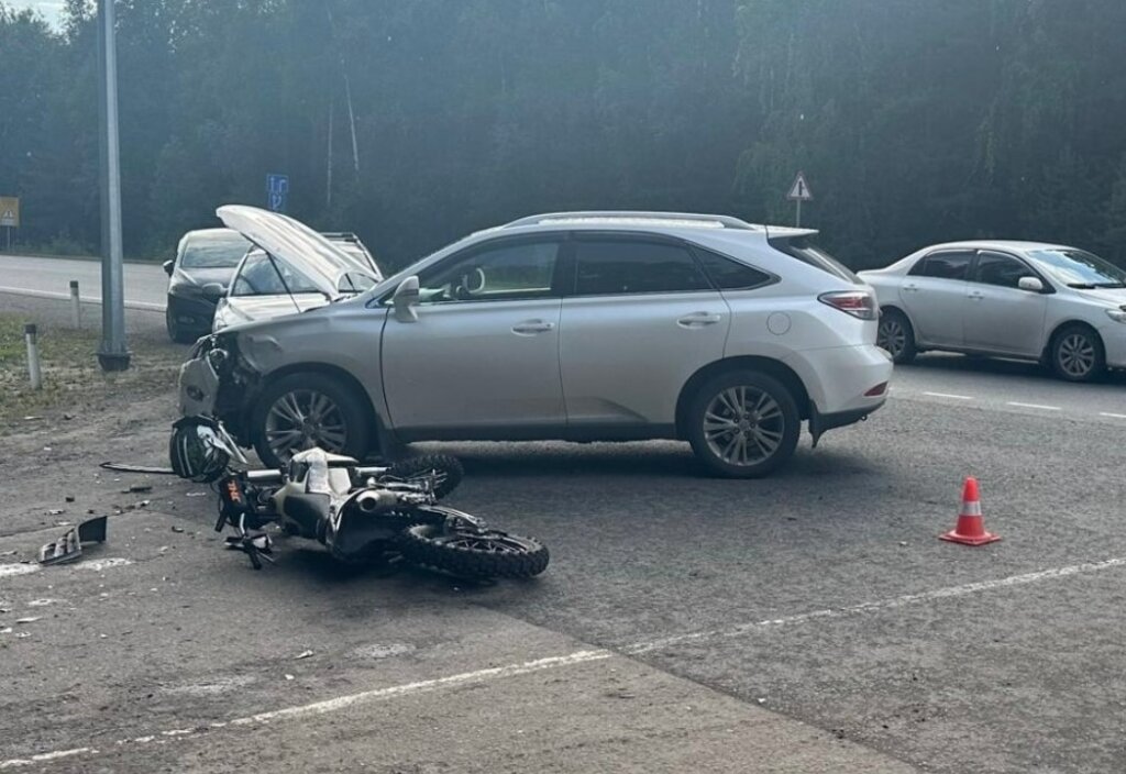 &#1042; &#1050;&#1091;&#1088;&#1075;&#1072;&#1085;&#1077; 15-&#1083;&#1077;&#1090;&#1085;&#1080;&#1081; &#1084;&#1086;&#1090;&#1086;&#1094;&#1080;&#1082;&#1083;&#1080;&#1089;&#1090; &#1076;&#1074;&#1080;&#1075;&#1072;&#1083;&#1089;&#1103; &#1087;&#1086; &#1074;&#1089;&#1090;&#1088;&#1077;&#1095;&#1085;&#1086;&#1081; &#1086;&#1073;&#1086;&#1095;&#1080;&#1085;&#1077; &#1080; &#1089;&#1090;&#1086;&#1083;&#1082;&#1085;&#1091;&#1083;&#1089;&#1103; &#1089; &amp;#171;&#1051;&#1077;&#1082;&#1089;&#1091;&#1089;&#1086;&#1084;&amp;#187;