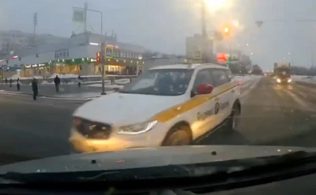  Момент ДТП в Невском районе Санкт-Петербурга. Кто виноват?