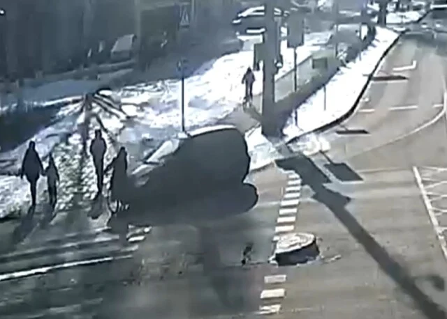  Момент ДТП в Белгороде: легковой автомобиль сбил велосипедиста, который выехал на пешеходный пер